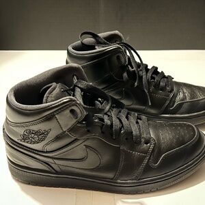 Air Jordan 1 Retro Mid Triple Black - 8 M W 9.5